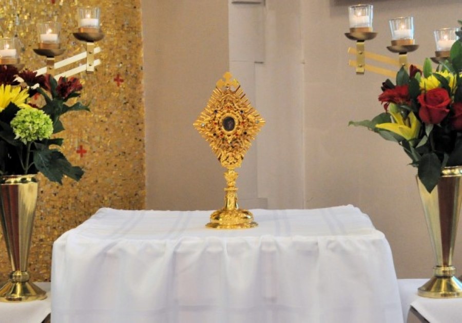Photo of the exposition of the relic of the Holy Cross