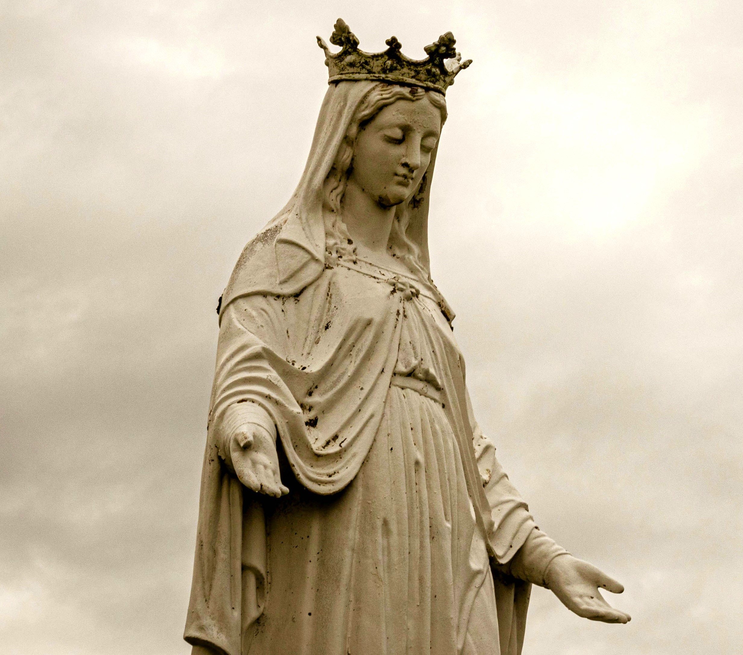 statue depicting Our Lady crowned