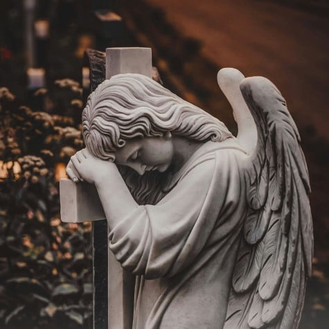 Statue of a grieving angel