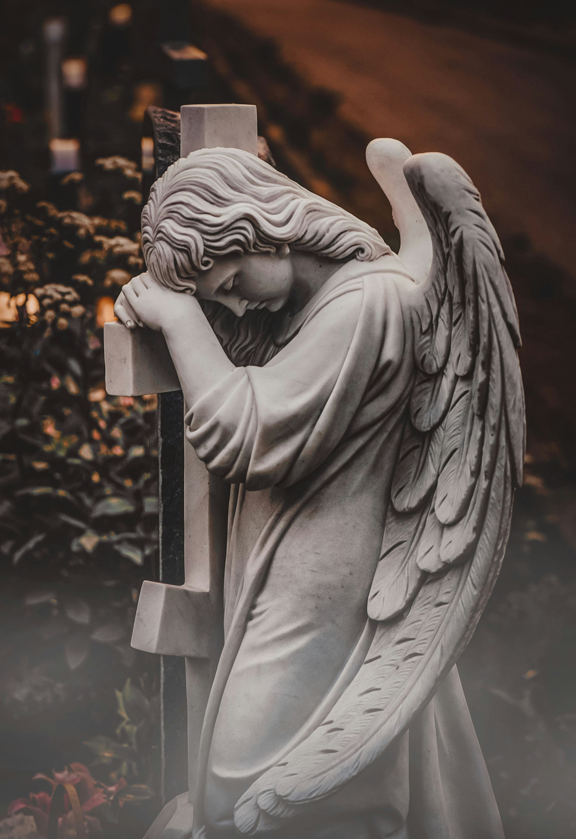 Statue of a grieving angel